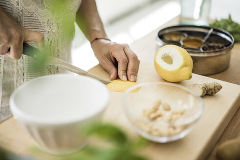 Woman preparing healthy food in her kitchen - MOEF01786