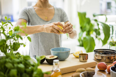 Woman preparing healthy food in her kitchen - MOEF01800