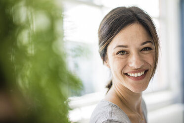 Portrait of a laughing woman - MOEF01810