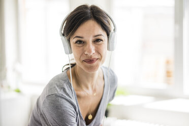 Portrait of a woman, wearing headphones - MOEF01815