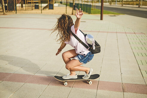 Mädchen mit Skateboard - ERRF00217
