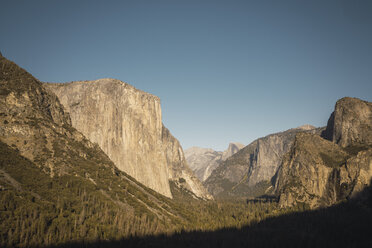 USA, Kalifornien, Yosemite-Nationalpark, Tunnelansicht - KKAF03030