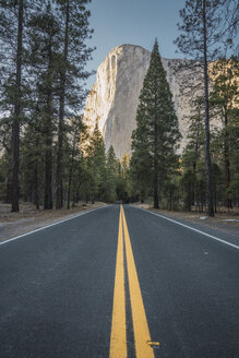 USA, Kalifornien, Yosemite-Nationalpark, Straße und El Capitan - KKAF03031