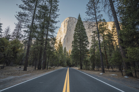 USA, Kalifornien, Yosemite-Nationalpark, Straße und El Capitan, lizenzfreies Stockfoto