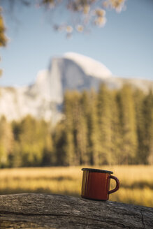 USA, Kalifornien, Yosemite National Park, Kaffeetasse mit El Capitan im Hintergrund - KKAF03056