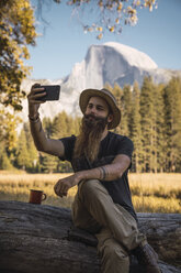 USA, Kalifornien, bärtiger Mann macht ein Selfie im Yosemite-Nationalpark - KKAF03058