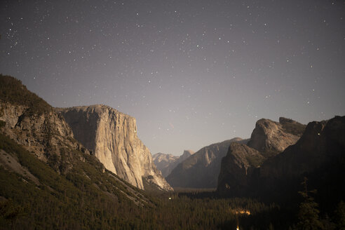 USA, California, Yosemite National Park, Tunnel View at night - KKAF03070