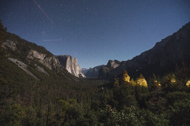 USA, Kalifornien, Yosemite-Nationalpark, Tunnelblick bei Nacht - KKAF03071