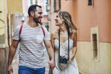 Spanien, Andalusien, Malaga, glückliches Touristenpaar beim Spaziergang in der Stadt - JSMF00614