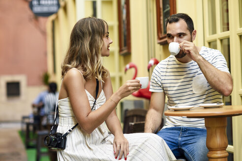 Spanien, Andalusien, Malaga, Pärchen bei einem Kaffee in einer Gasse - JSMF00615