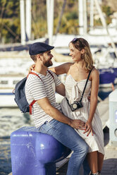 Spanien, Andalusien, Malaga, glückliches Touristenpaar, das am Hafen eine Pause einlegt - JSMF00632