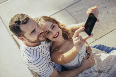 Lächelndes Paar macht Selfie mit Smartphone - JSMF00641