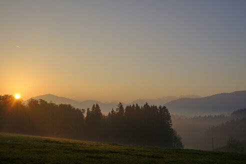 Deutschland, Oberbayern, Giesberg bei Miesbach bei Sonnenaufgang - LBF02274