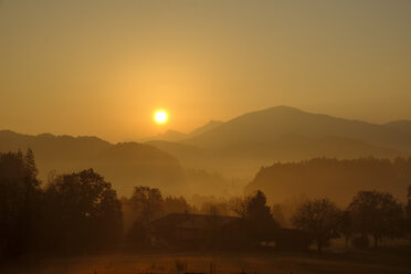 Deutschland, Oberbayern, Giesberg bei Miesbach bei Sonnenaufgang - LBF02275