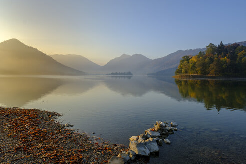 Germany, Upper Bavaria, Lake Schliersee, morning mood at spa park - LBF02278