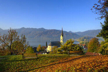 Deutschland, Oberbayern, Schliersee, Pfarrkirche St. Sixtus im Herbst - LBF02281