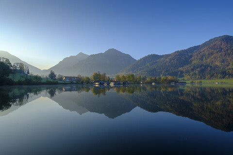 Deutschland, Oberbayern, Schliersee vor den Bergen am Spitzingsee, lizenzfreies Stockfoto