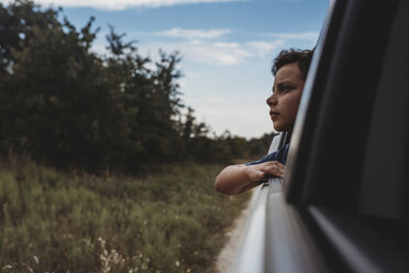 Nachdenklicher Teenager, der durch ein Fenster im Auto schaut - CAVF57794