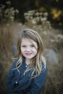 Porträt eines süßen Mädchens auf einem Feld - CAVF57851