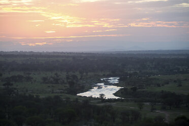 Blick auf den Serengeti-Nationalpark gegen den Himmel bei Sonnenuntergang - CAVF57880