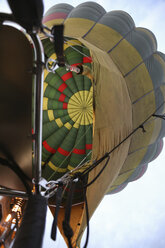 Niedriger Winkel Ansicht von Heißluftballon gegen Himmel - CAVF57888