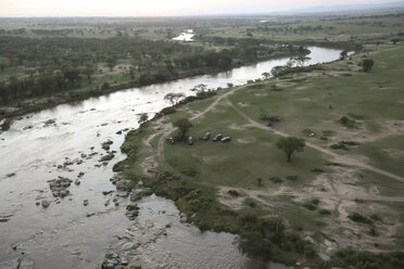 Luftaufnahme eines Flusses inmitten der Landschaft des Serengeti-Nationalparks - CAVF57889