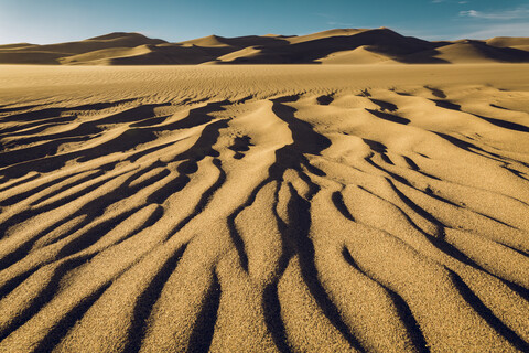 Ruhiger Blick auf das Wellenmuster im Sand des Great Sand Dunes National Park gegen den Himmel, lizenzfreies Stockfoto