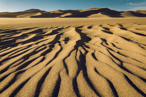 Ruhiger Blick auf das Wellenmuster im Sand des Great Sand Dunes National Park gegen den Himmel - CAVF57940