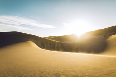 Idyllischer Blick auf die Wüste im Great Sand Dunes National Park gegen den Himmel an einem sonnigen Tag - CAVF57944