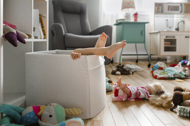 Niedriger Ausschnitt eines Mädchens in einer Pappschachtel zu Hause - CAVF57964