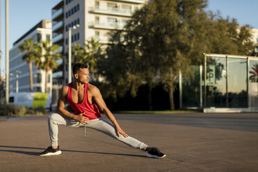 Fit man warming up before workout, doing lunges - MAUF01747