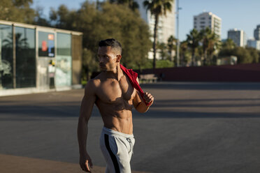 Porträt eines muskulösen Mannes mit nackter Brust, nach dem Training - MAUF01771