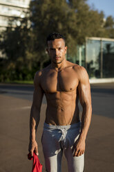 Porträt eines muskulösen Mannes mit nackter Brust, nach dem Training - MAUF01772