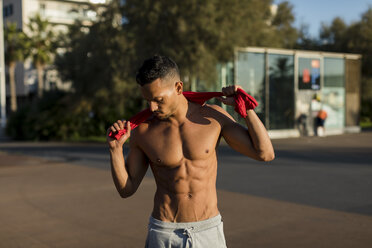 Porträt eines muskulösen Mannes mit nackter Brust, nach dem Training - MAUF01774
