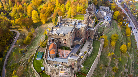 Deutschland, Rheinland-Pfalz, Trechtingshausen, Blick auf die Burg Reichenstein im Herbst - AM06352