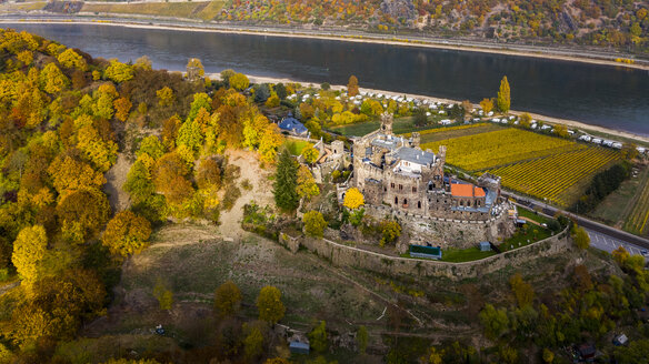 Deutschland, Rheinland-Pfalz, Trechtingshausen, Blick auf die Burg Reichenstein im Herbst - AM06353