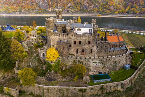 Deutschland, Rheinland-Pfalz, Trechtingshausen, Blick auf die Burg Reichenstein im Herbst, lizenzfreies Stockfoto