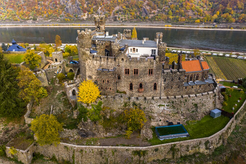 Deutschland, Rheinland-Pfalz, Trechtingshausen, Blick auf die Burg Reichenstein im Herbst - AM06354