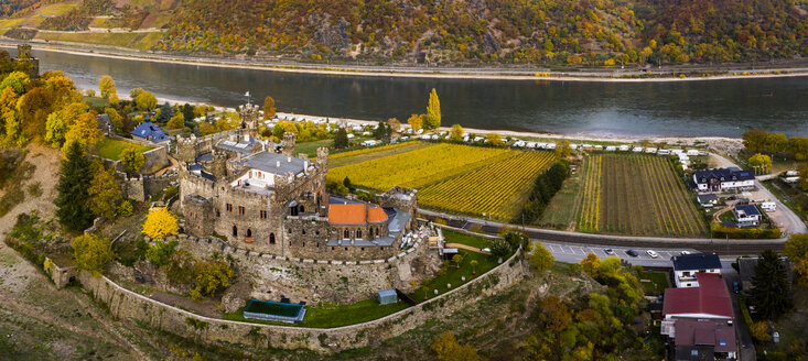 Deutschland, Rheinland-Pfalz, Trechtingshausen, Blick auf die Burg Reichenstein im Herbst - AM06355
