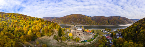 Deutschland, Rheinland-Pfalz, Trechtingshausen, Blick auf die Burg Reichenstein im Herbst, lizenzfreies Stockfoto