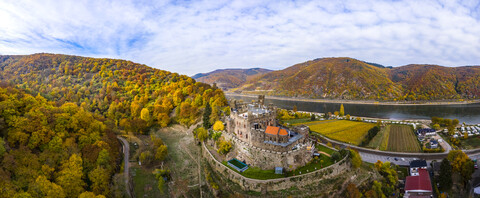 Deutschland, Rheinland-Pfalz, Trechtingshausen, Blick auf die Burg Reichenstein im Herbst, lizenzfreies Stockfoto