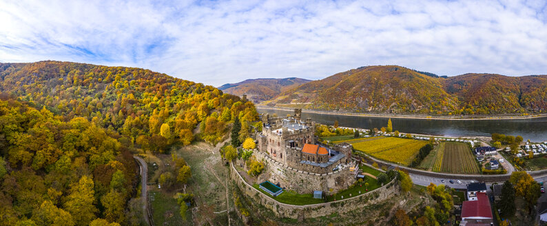 Deutschland, Rheinland-Pfalz, Trechtingshausen, Blick auf die Burg Reichenstein im Herbst - AM06357