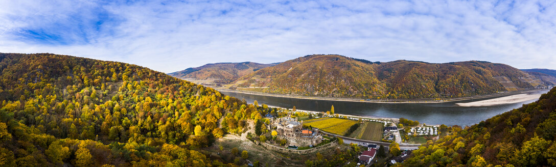 Deutschland, Rheinland-Pfalz, Trechtingshausen, Blick auf die Burg Reichenstein im Herbst - AMF06358