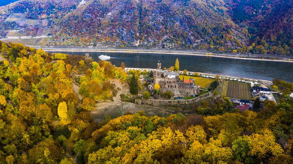 Deutschland, Rheinland-Pfalz, Trechtingshausen, Blick auf die Burg Reichenstein im Herbst - AM06359