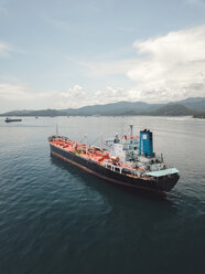 Indonesien, Bali, Luftaufnahme eines Öltankers - KNT02443