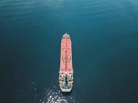 Indonesien, Bali, Luftaufnahme eines Öltankers, lizenzfreies Stockfoto