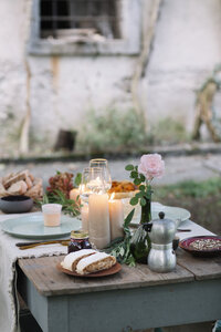 Gedeckter Gartentisch mit Kerzen - ALBF00706