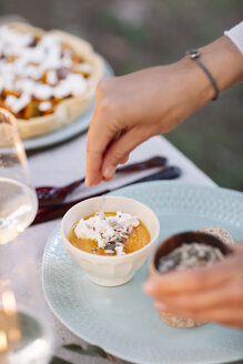 Nahaufnahme einer Frau bei der Zubereitung eines Desserts - ALBF00714