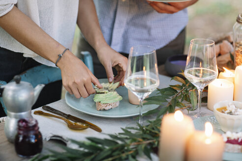 Nahaufnahme eines Paares bei der Zubereitung einer romantischen Mahlzeit bei Kerzenlicht im Freien - ALBF00716