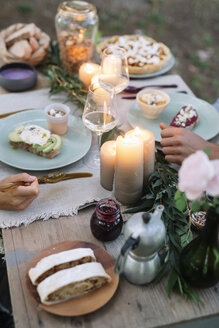 Nahaufnahme eines Paares bei einer romantischen Mahlzeit bei Kerzenschein im Freien - ALBF00725